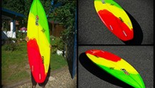 Planche de surf couleurs rasta